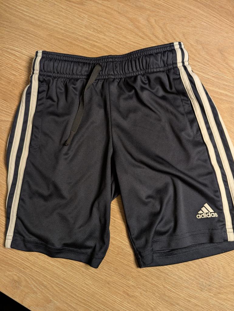 Adidas stuttbuxur 140
