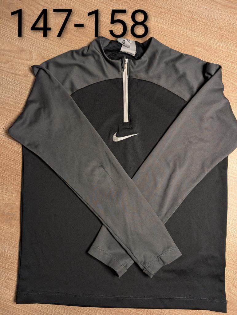 Nike smá gat á ermi 147