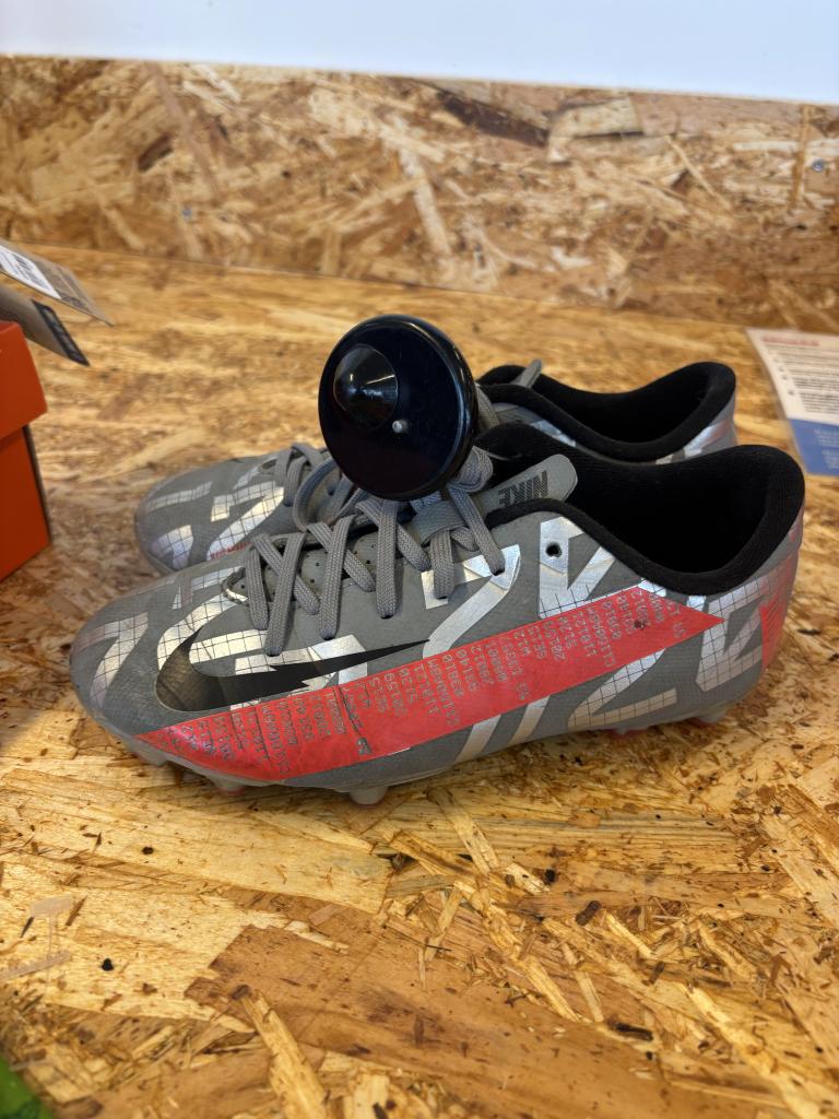 Nike gráir takkaskór 33