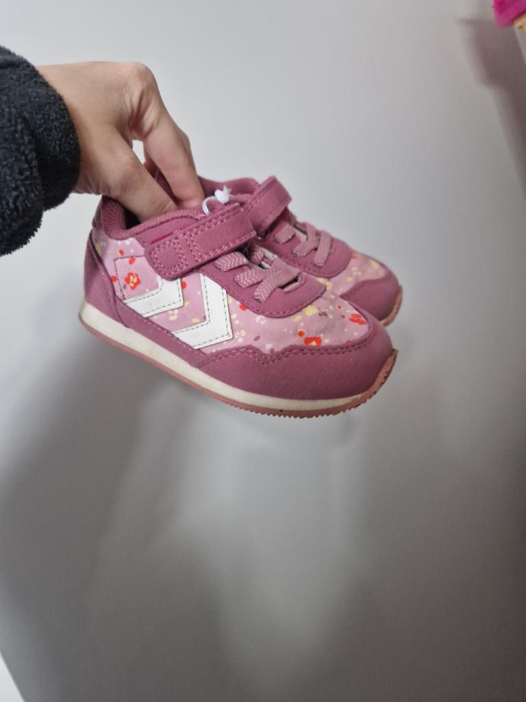 Hummel bleik skór 23